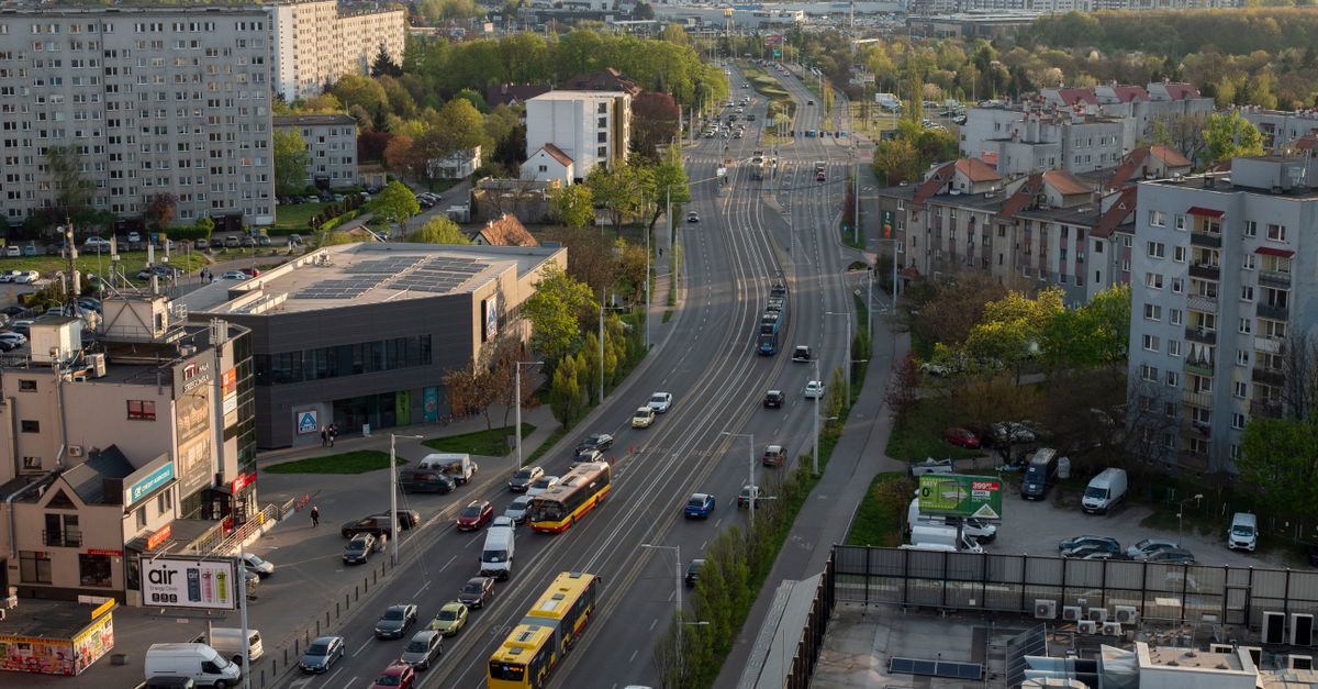 Luftaufnahme von Breslaus belebten Straßen und Wohnvierteln in Niederschlesien, Polen