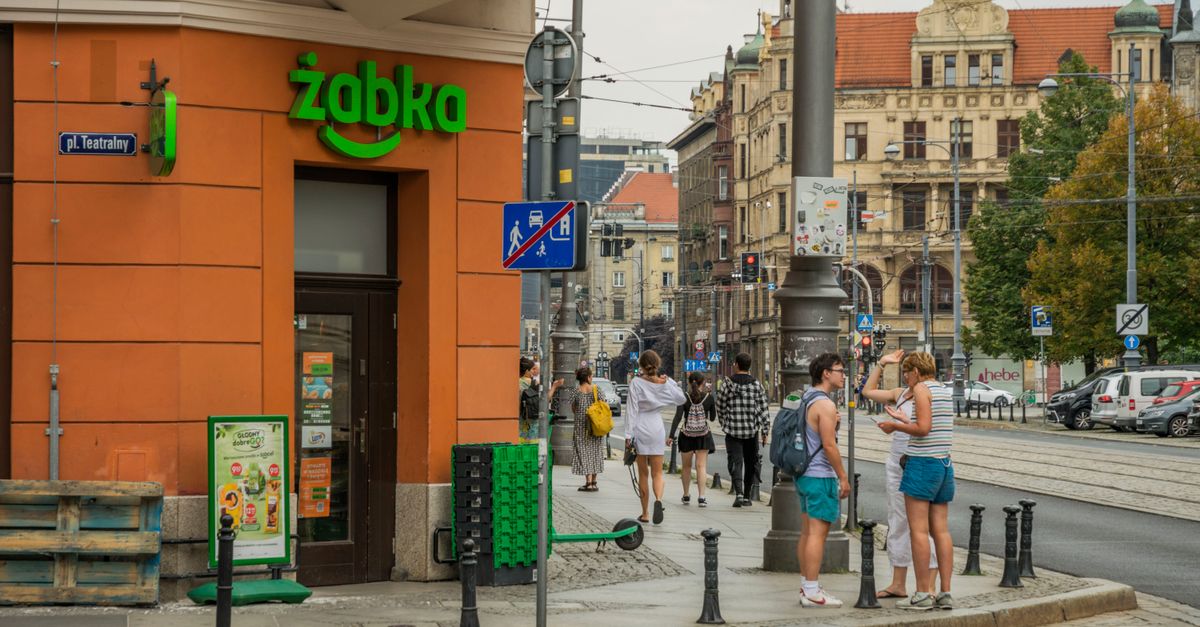 Belebte Straße in Breslau mit Passanten, Straßencafés und urbanem Stadtleben