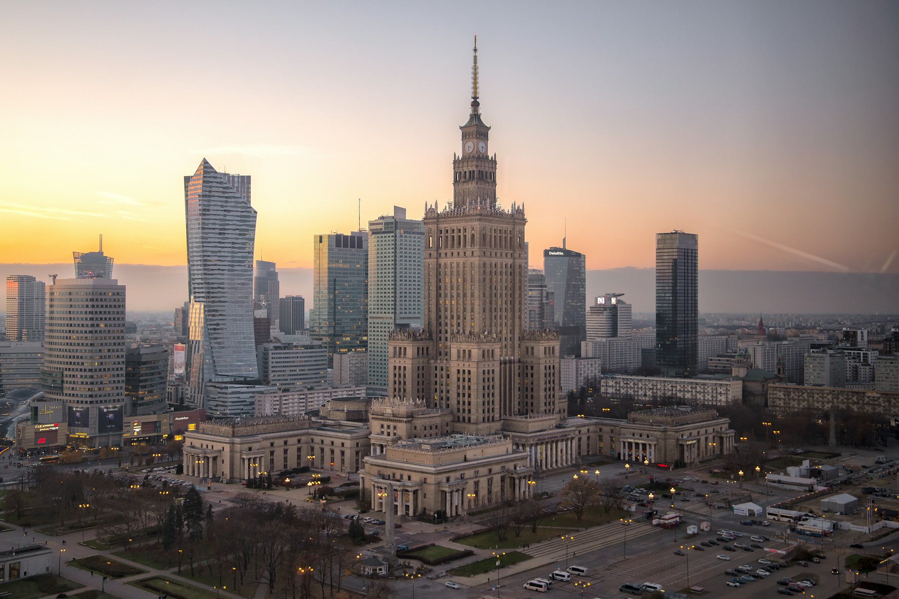 Skyline von Warschau mit Kulturpalast und modernen Hochhäusern bei Sonnenuntergang